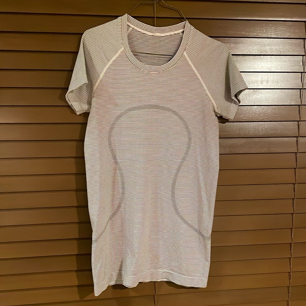 Lululemon Swiftly Tech black white striped T-shirt size 6